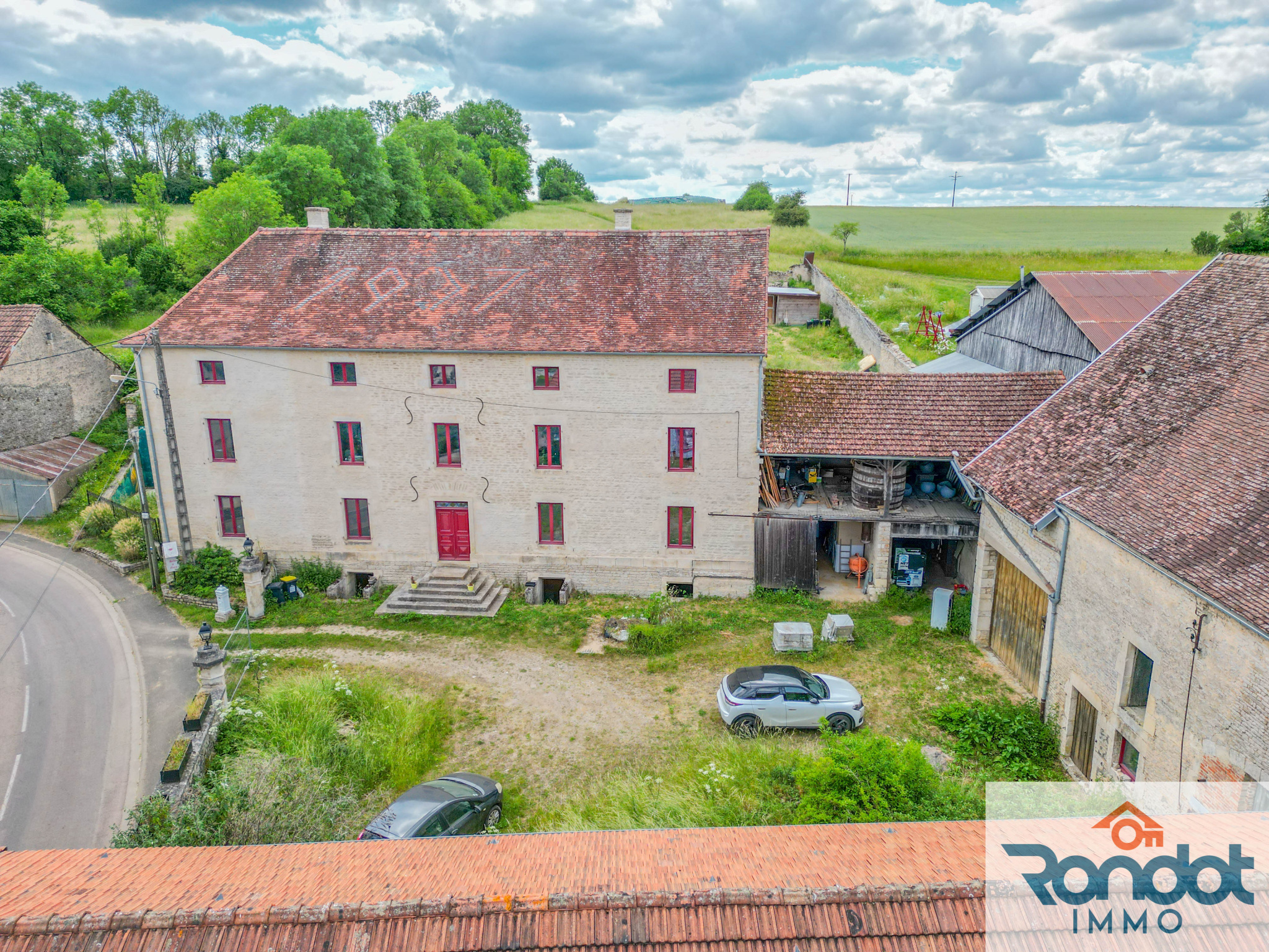 Maison 12 pièces/455 m2 terrain 16 000 m2